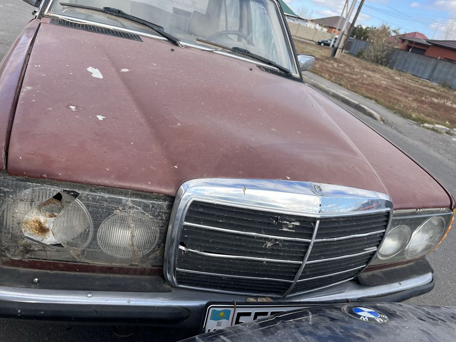 машина Mercedes W123 E200
