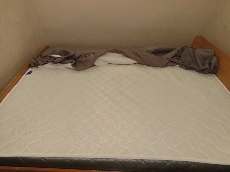 Продам кровать с беспружинным матрасом