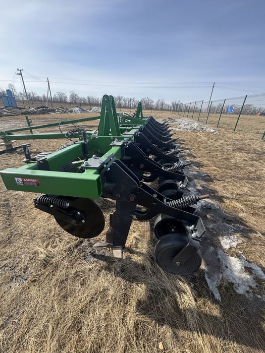 Глубокорыхлитель-щелеватель John Deere 2100