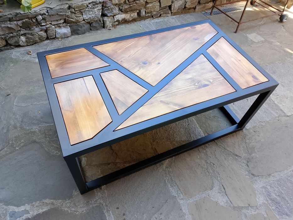 Холна маса от прахово боядисан профил и дърво