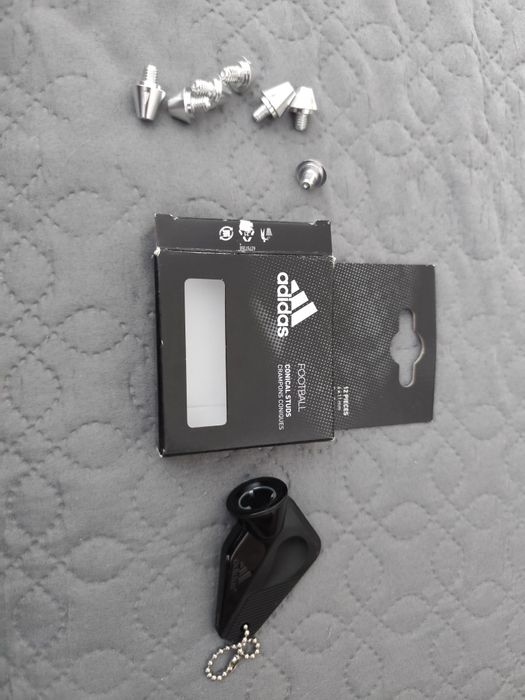 Cheița +crampoane pt iarba Adidas originale