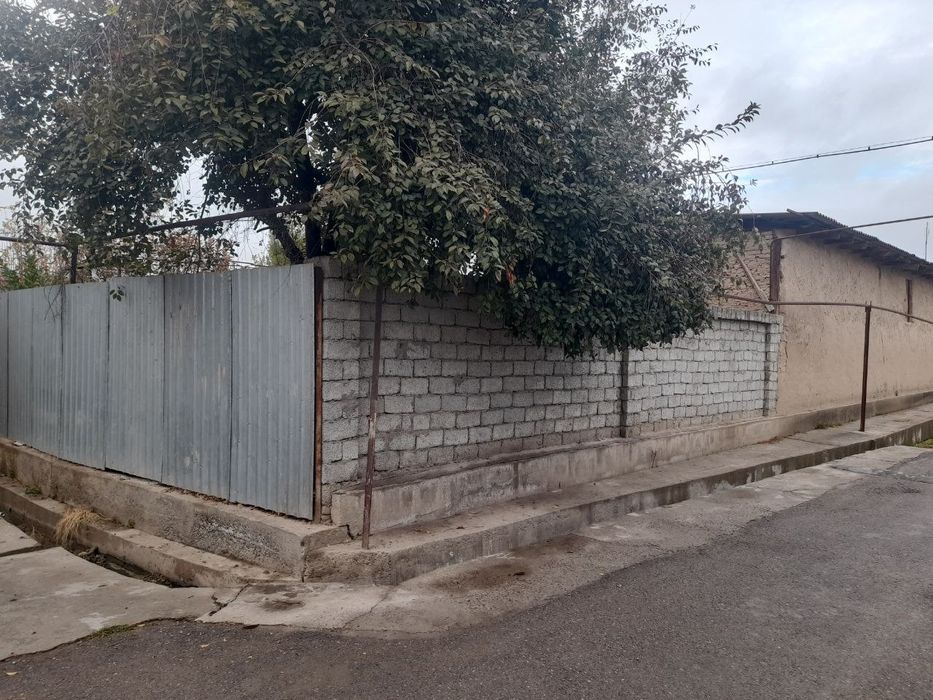 Чиноз Ер майдони, 5.9 сотих сотилади .Чиноз темир йул вогзали ёнида ма