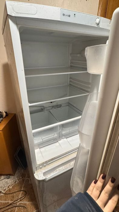 Холодильник работает