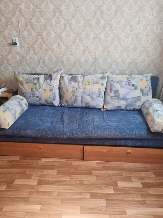 Продам диван в среднем состояние