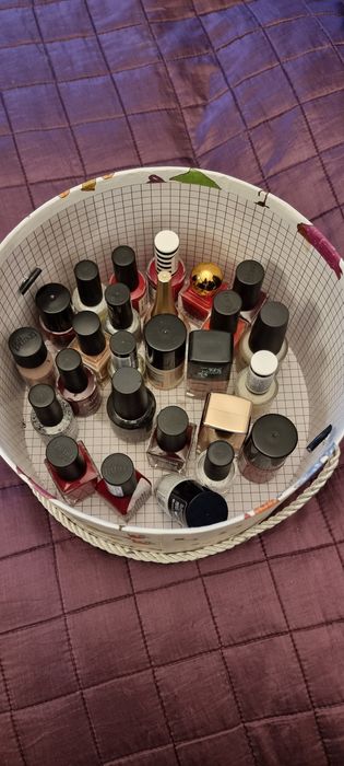 Tot ce se vede in poze - 30 oje și cutie cu capac