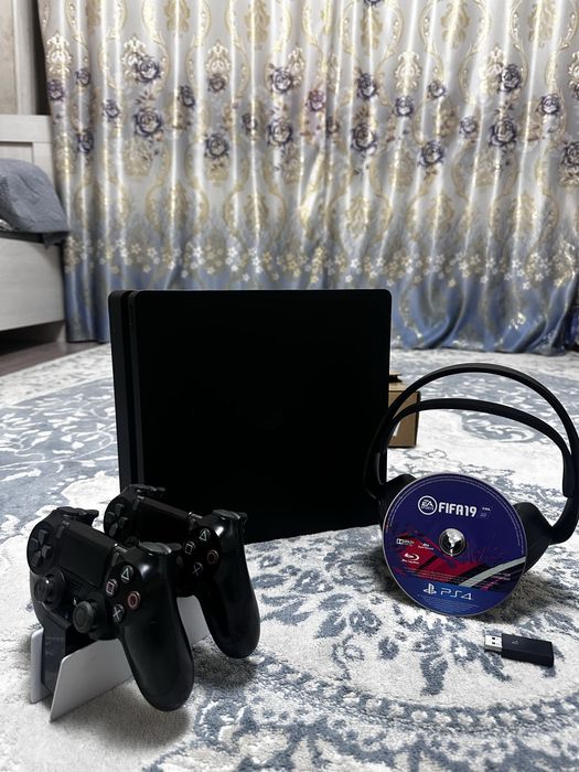 Продам PlayStation 4 slim