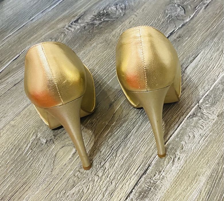 Pantofi cu toc stiletto