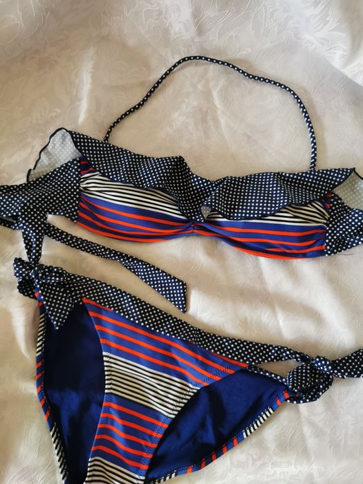 Горнище на бански в контрастни детайли