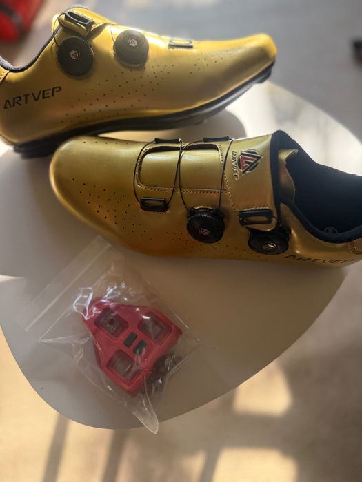 Обувки Адидас и обувки Ardvep за шосейно колоездене