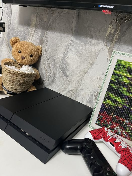PlayStation 4 + 2 геймпада + игры
