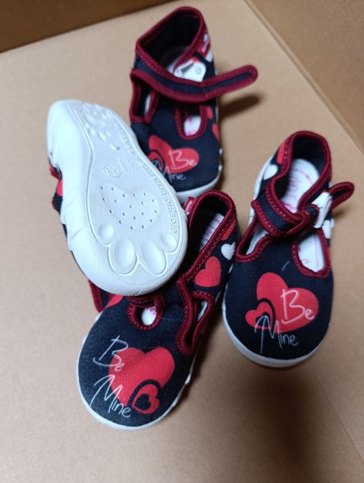 Детски пантофи черни