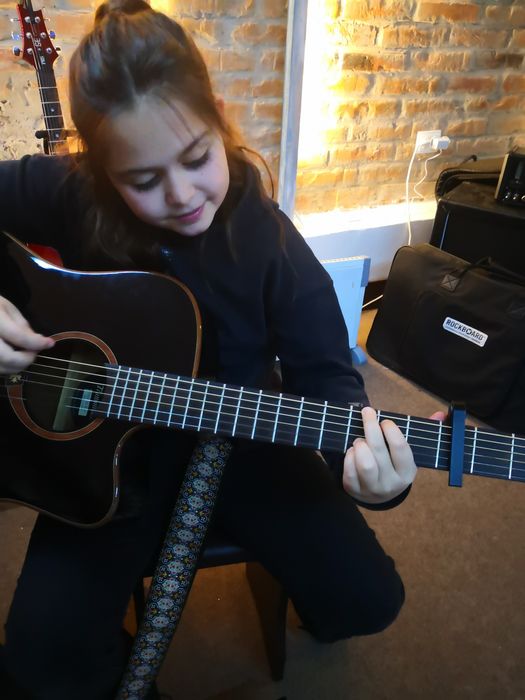 Lecții de Chitară Electrică și Acustică în Brașov