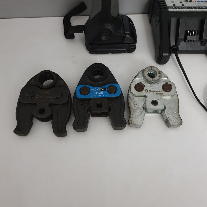 Thermotech SPM Presa hidraulica de sertizat pexal TH 16 25 26 Germany