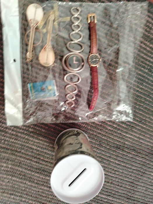 Часы, сувениры, копилка.