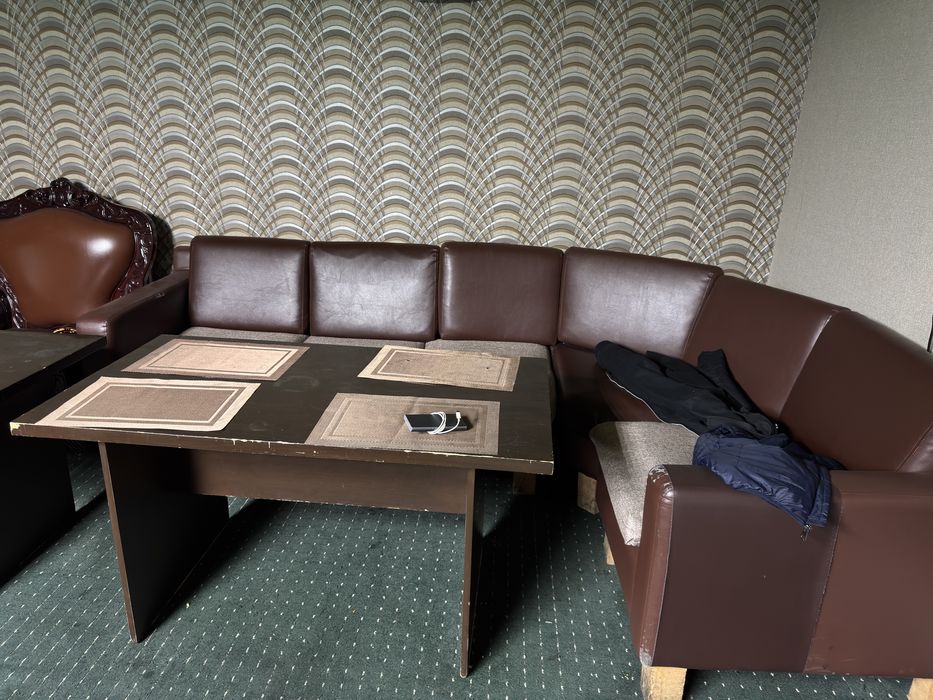 Диваны и стол кожанные