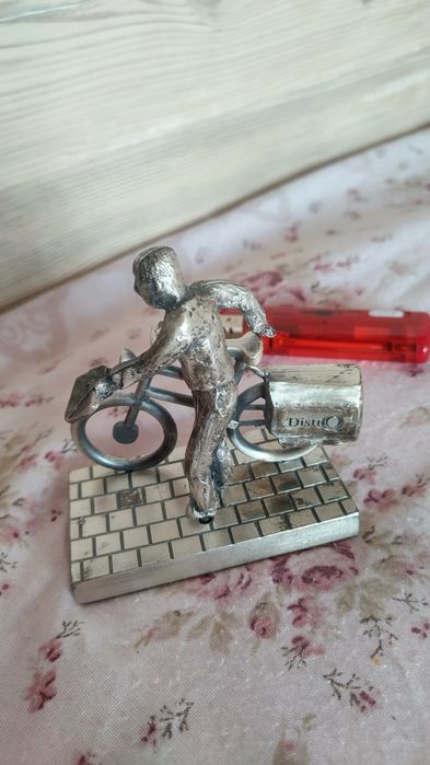 Фигурка пощальон с колело