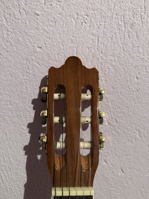 Продавам класическа китара Almeria C36