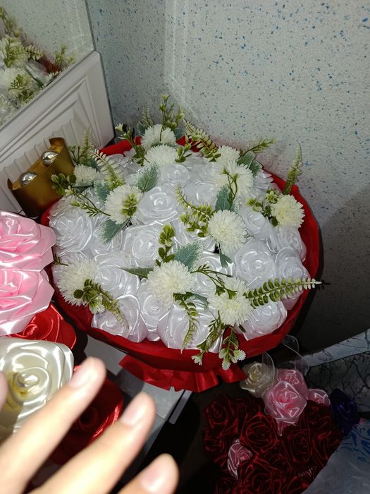 Атлас Роза, ақ гүлдер жылтыр