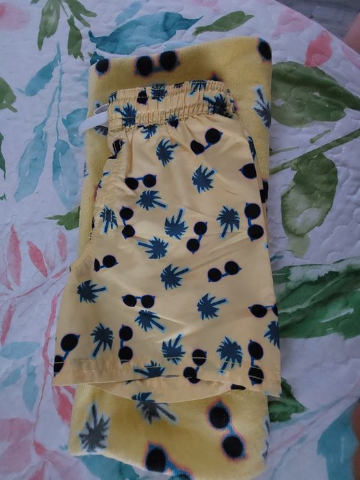 Плувни шорти и хавлиена кърпа