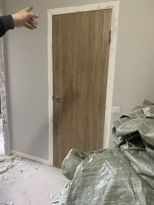 Двери 3шт 1 стеклянная на  балкон