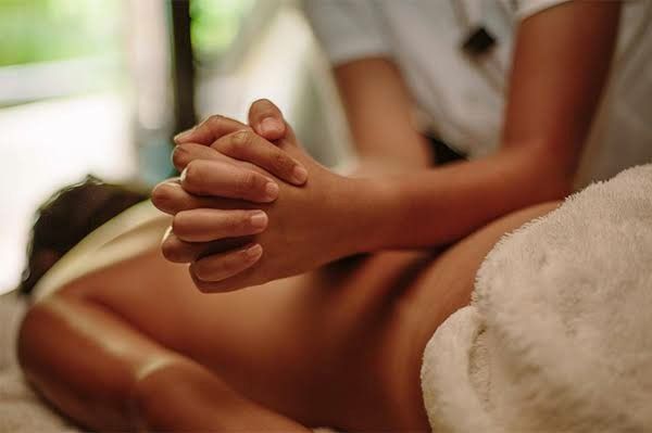 Ofer servicii profesionale de masaj si cosmetica