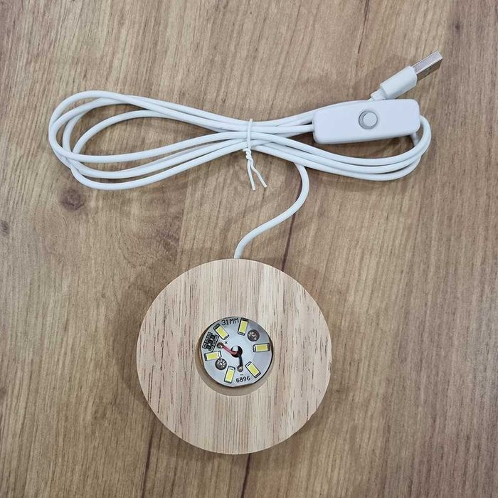 Магията на светлината: LED лампа със сушени рози и хортензии