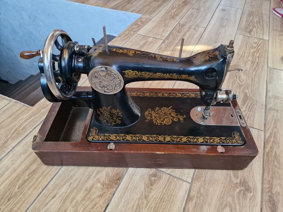 Старинная ручная швейная машинка.