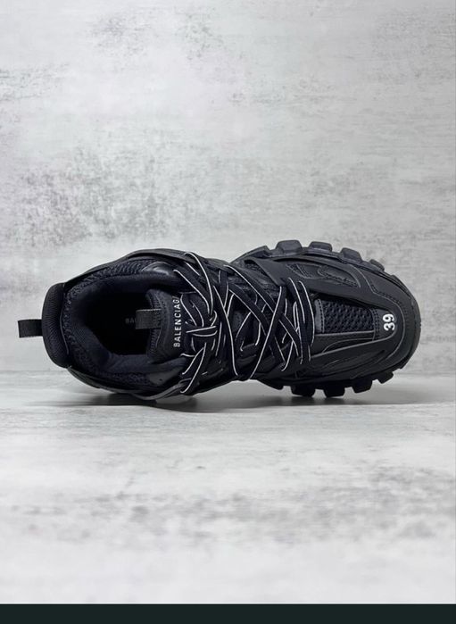 Balenciaga track 44