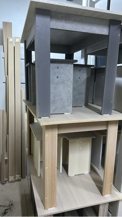 Стол кухонный и 4 табуретки!