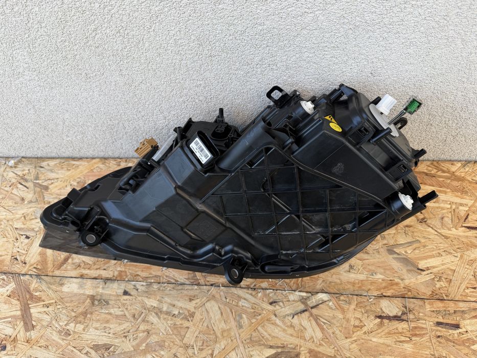 Far dreapta VW Touareg 7P Facelift Xenon adaptiv + LED Original Europa