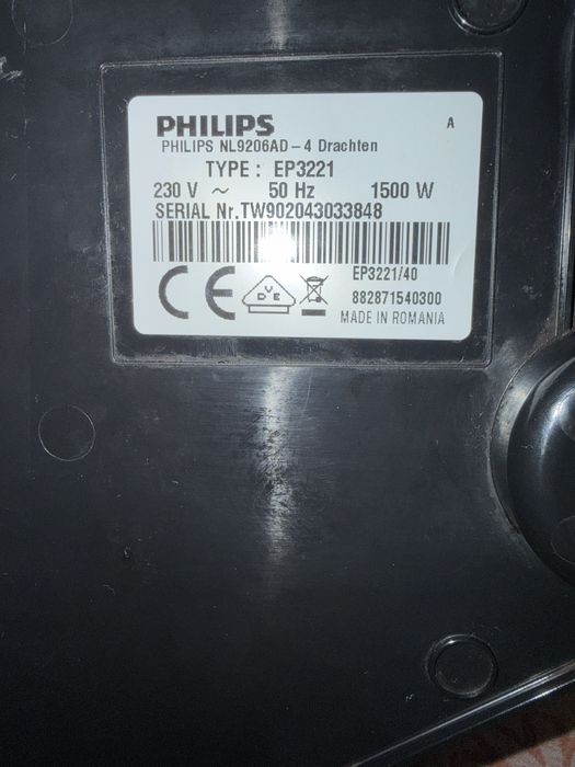 Кафеавтомат Philips EP3221, 15 bar, 1500 W, Система за разпенване на мляко, Керамични мелачки, Сензорен екран