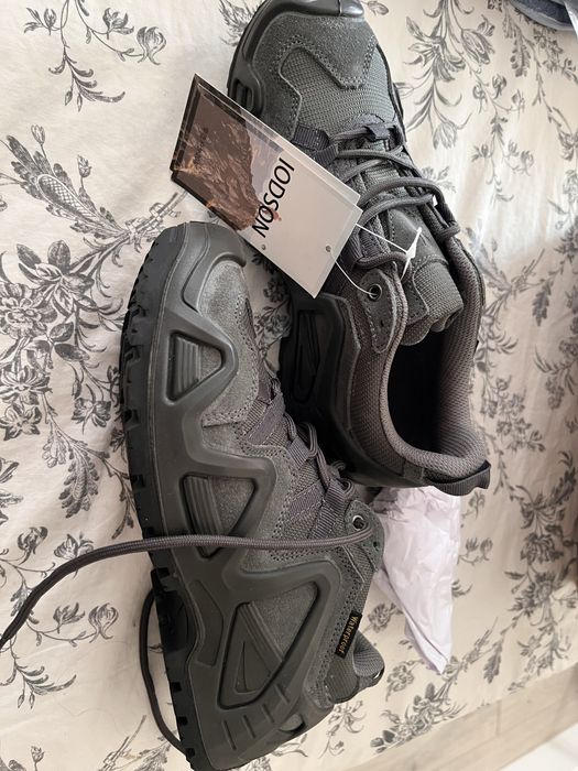 Продам тактические кроссовки.