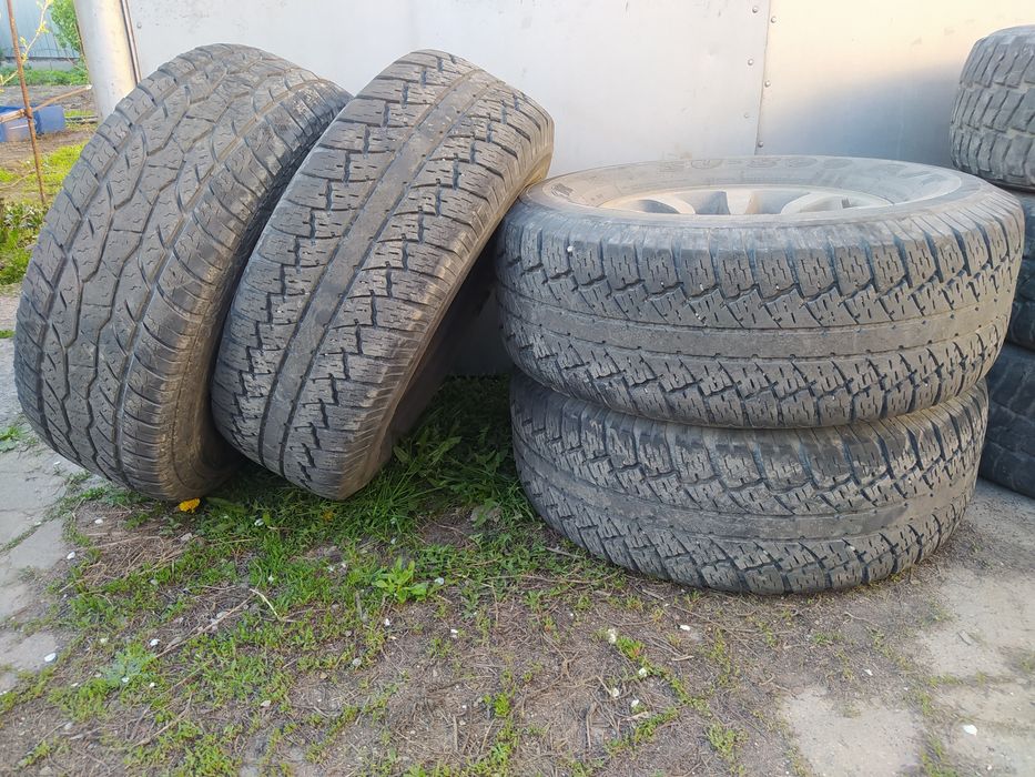 255/70R15 maxtrek maxxis