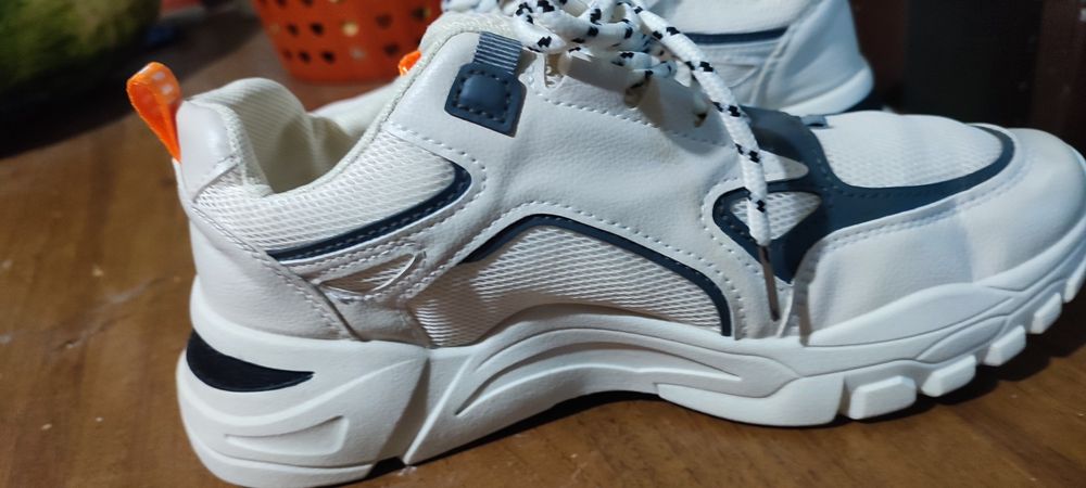 Продам  отличные кросовки