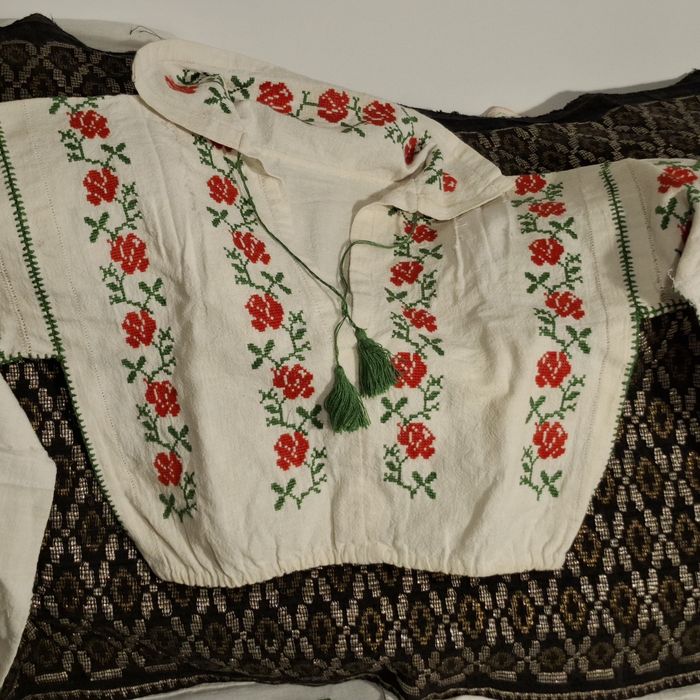 Ie veche, cămașă țărănească,