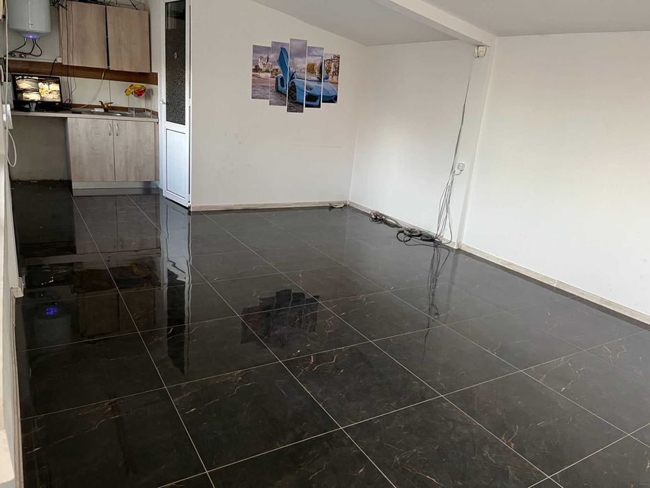 Дава се под наем Къща в с. Волуяк, Област София-град - 1000 кв.м за 1396.38 € - Снимка #1