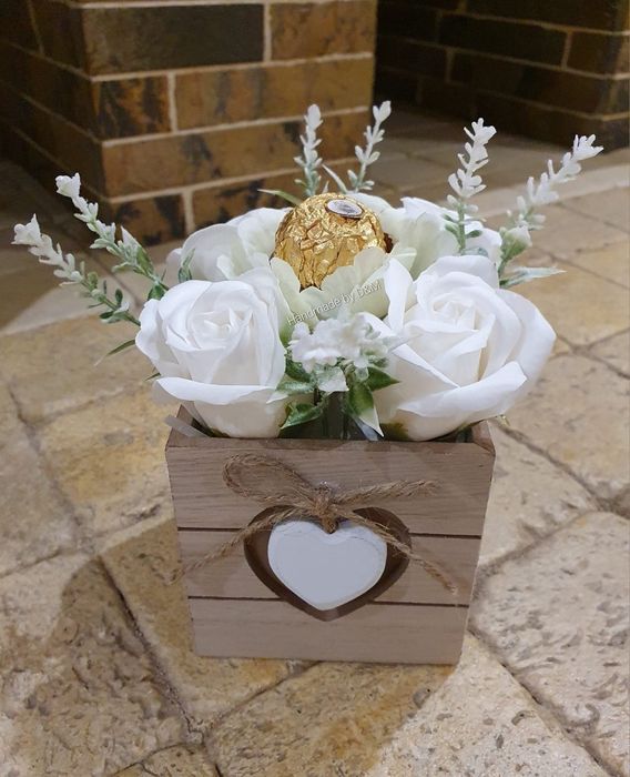 Аранжировка със сапунени рози и други цветя