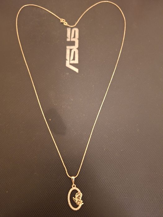 Lănțișor de aur 18k cu pandantiv incastrat cu minidiamante