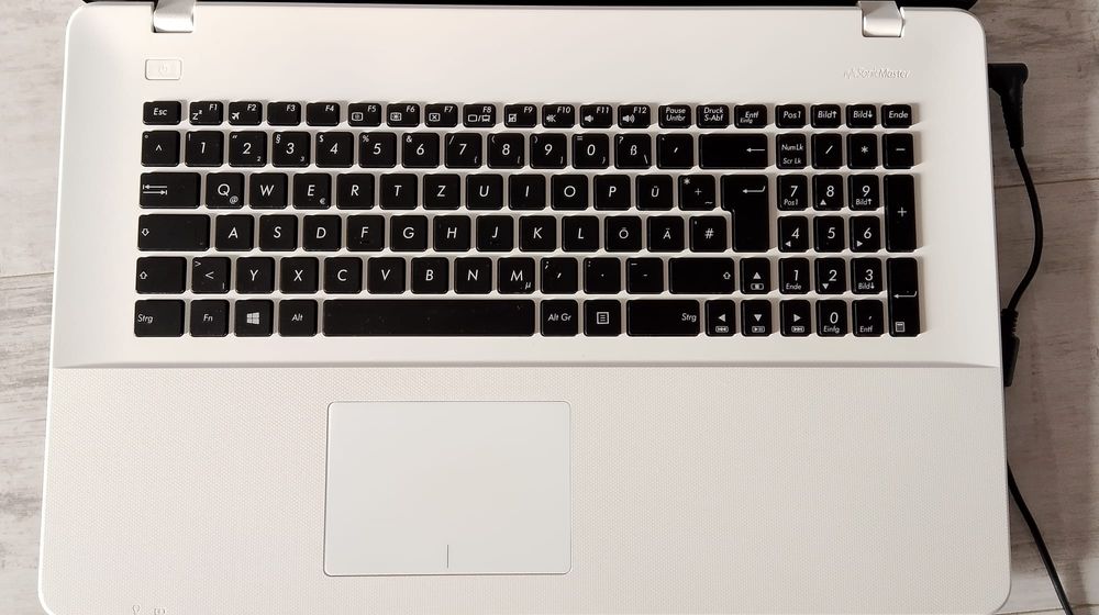 Laptop Asus superb, cu ecran mare (17,3 inch)