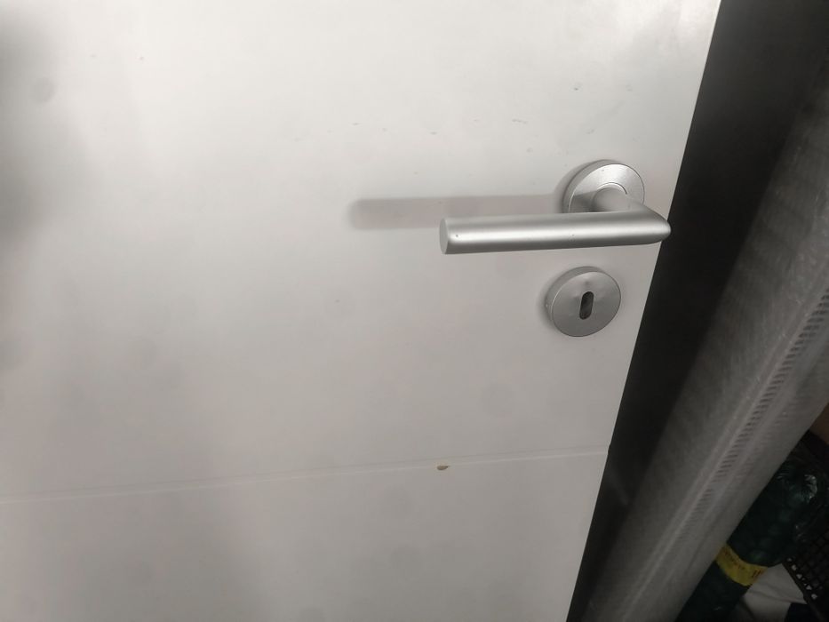 Foaie ușă alba cu clanta