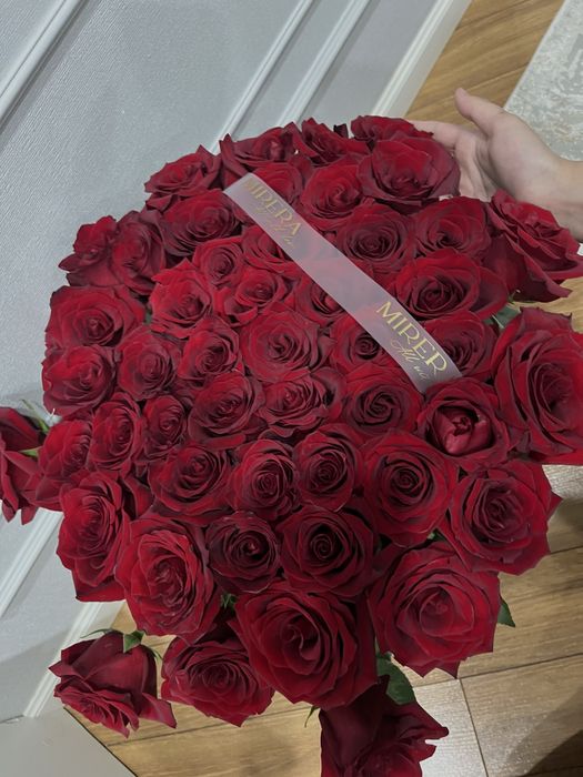 Красные розы в корзине