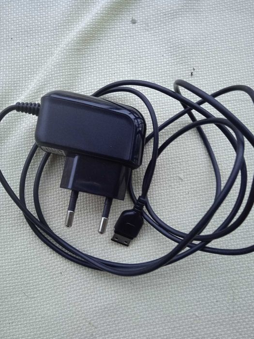 Стационарен телефон и зарядни устройства за мобилни телефони.