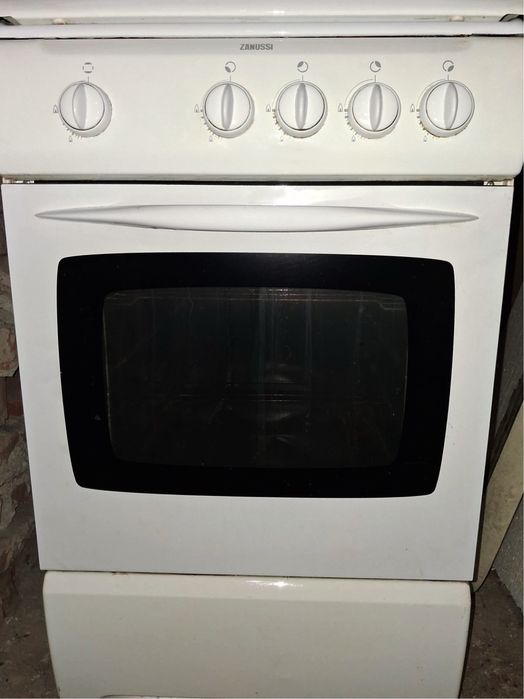 Aragaz Zanussi cu 4 ochiuri si cuptor