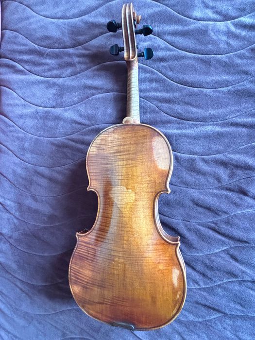 Майсторска виола изработена от лютиерът Найден Ганчев през 1973