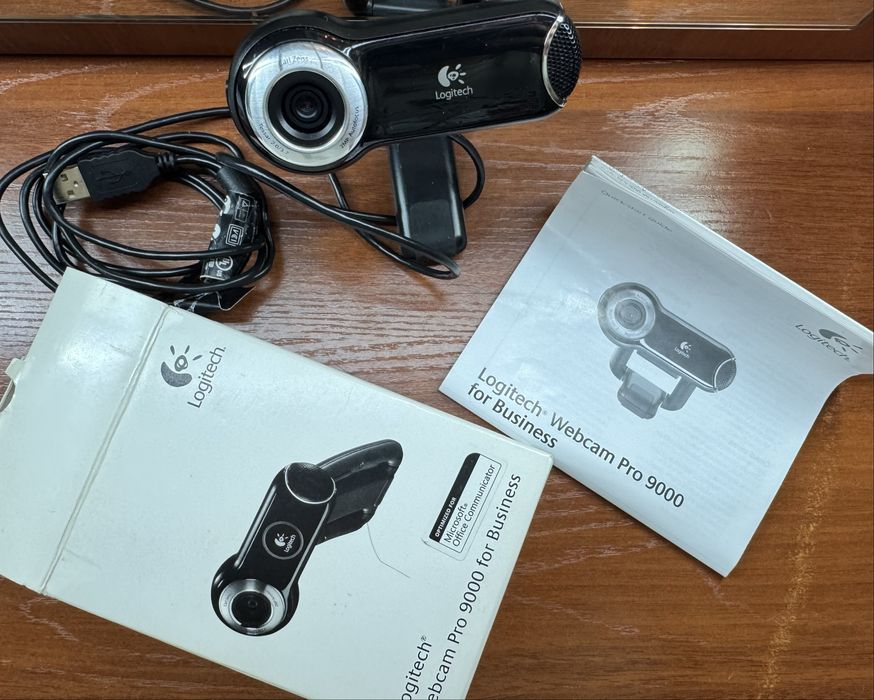 Веб-камера для учебы/работы Logitech Webcam Pro 9000