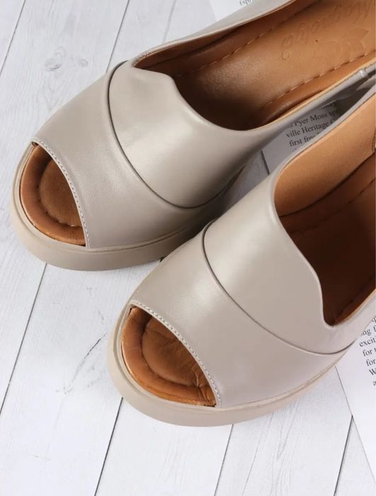 Женские босоножки