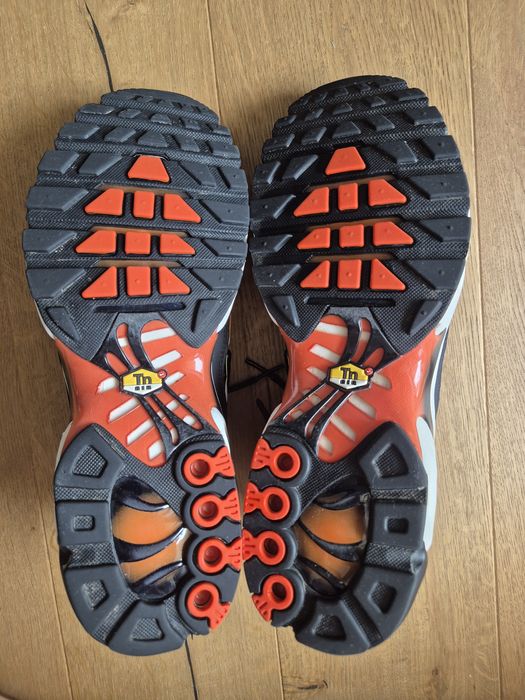 NIKE AIR MAX PLUS
Black/ Team Orange-Team Red