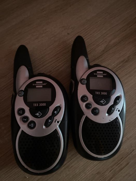 2 stații radio .
