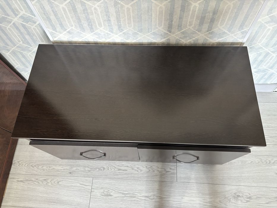 Продается тумба под телевизор.