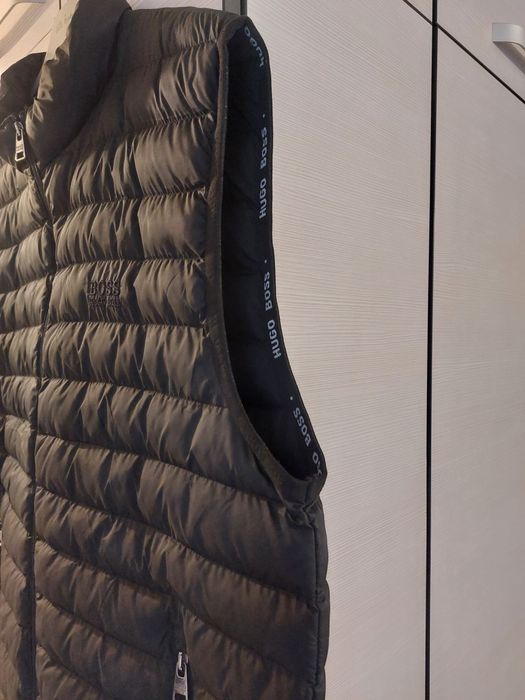 Продавам оригинален мъжки елек Хуго Босс 6XL